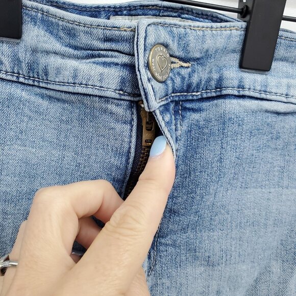 Torrid Womens 24XT Grunge Ripped Denim Shorts Light Wash Distressed Bermuda - Picture 10 of 16